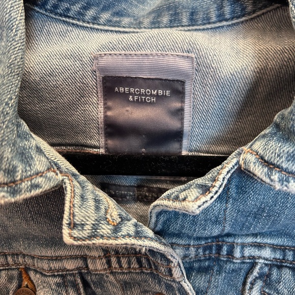 Abercrombie & Fitch Cropped & Fitted Denim Jacket w/Distressing. Size L - Picture 2 of 7